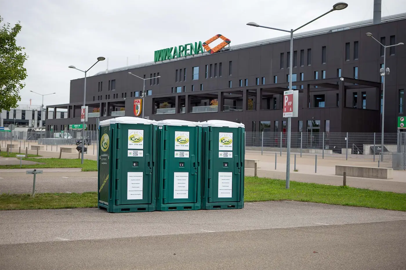 drei-gruene-kini-event-wc-vor-arena