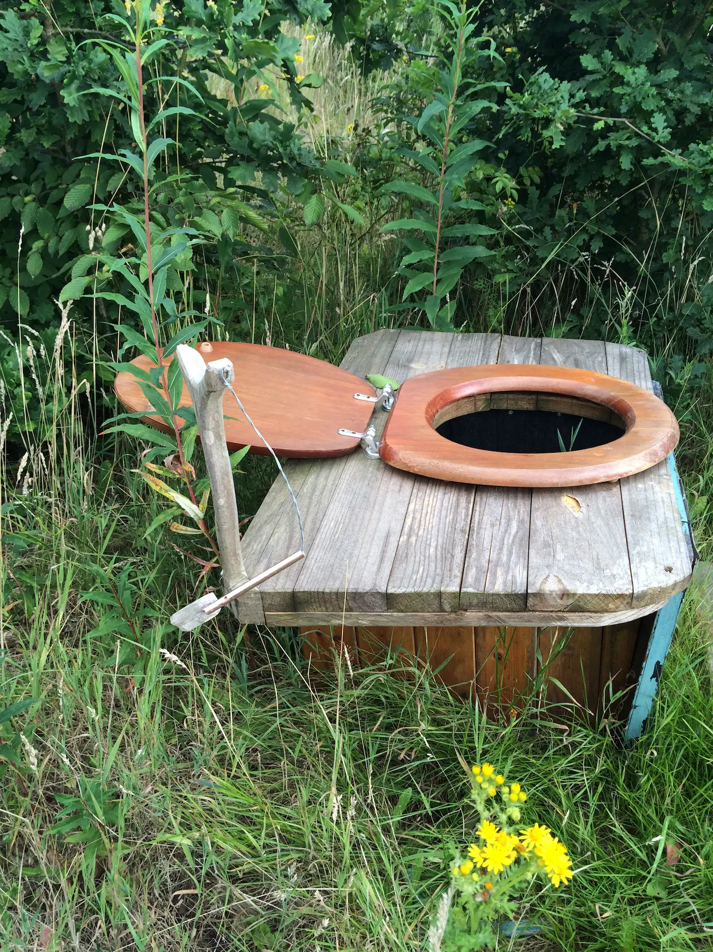Trockentoilette auf dem Feld im Wald