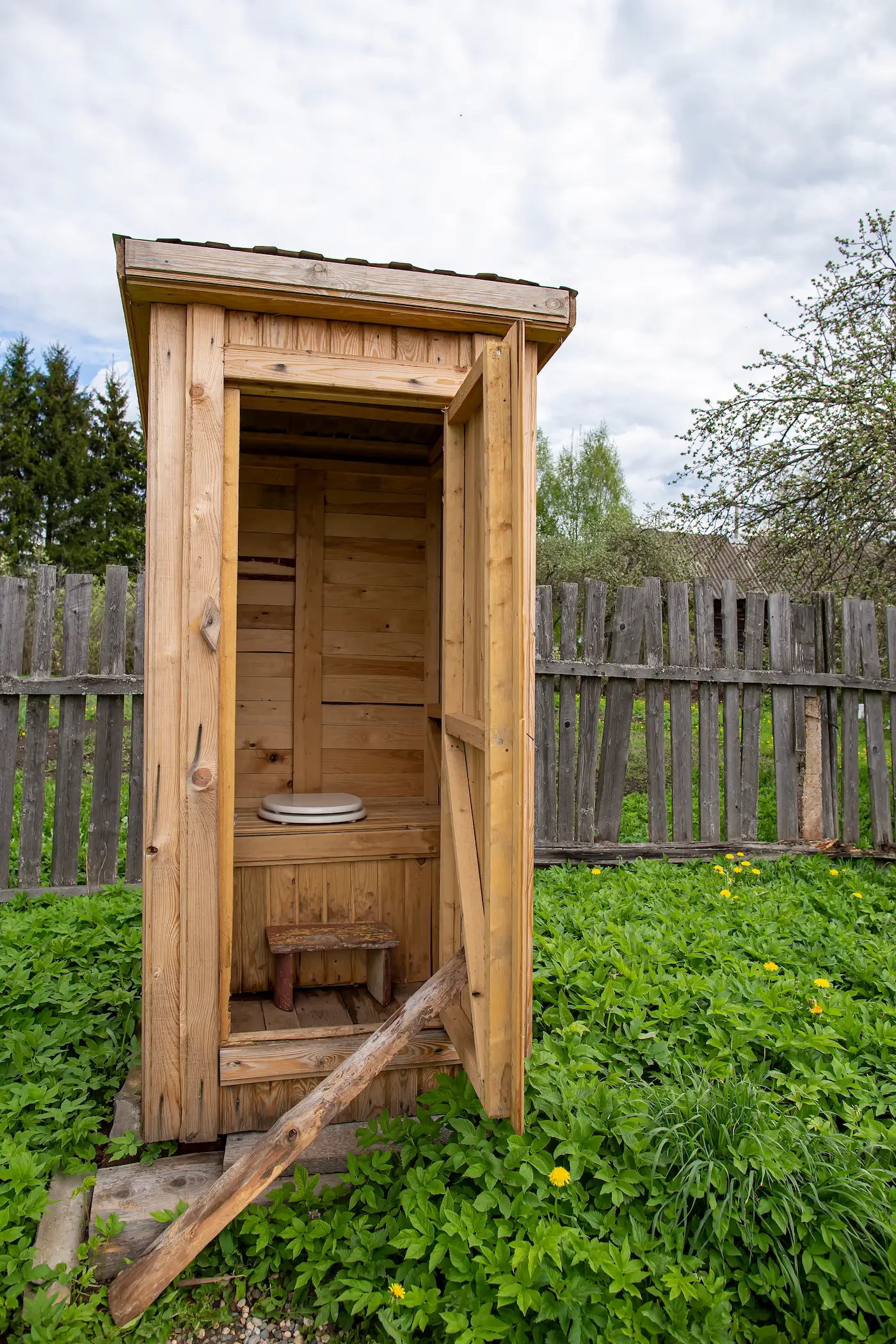 Trockentoilette im Garten - aus Holz
